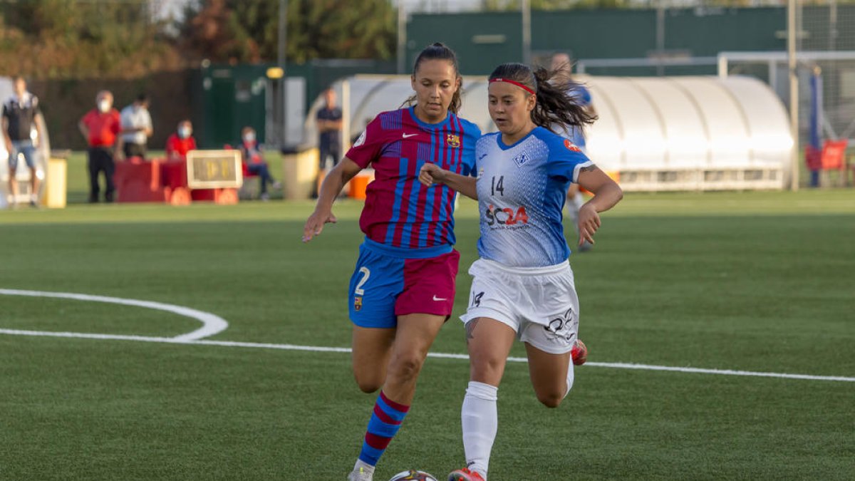 Las jugadoras del AEM celebran el gol de Natalia.
