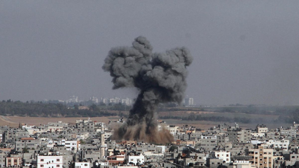 La explosión causada por un ataque aéreo israelí en la ciudad de Gaza.