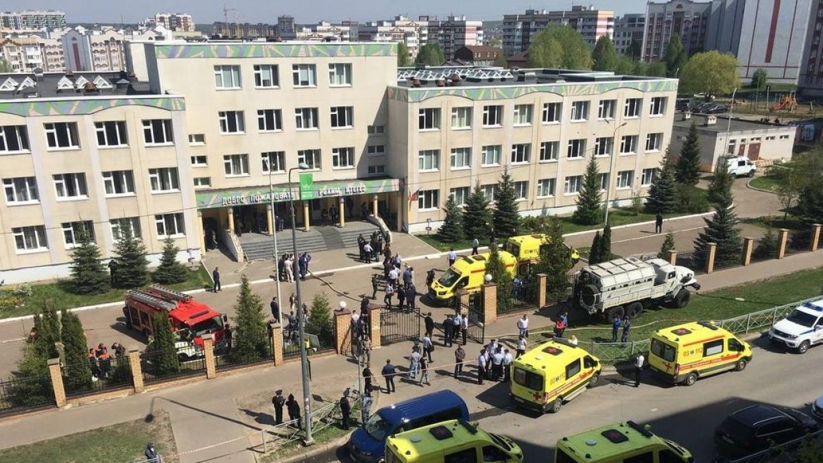 Decenas de ambulancias y efectivos policiales en las inmediaciones del instituto.