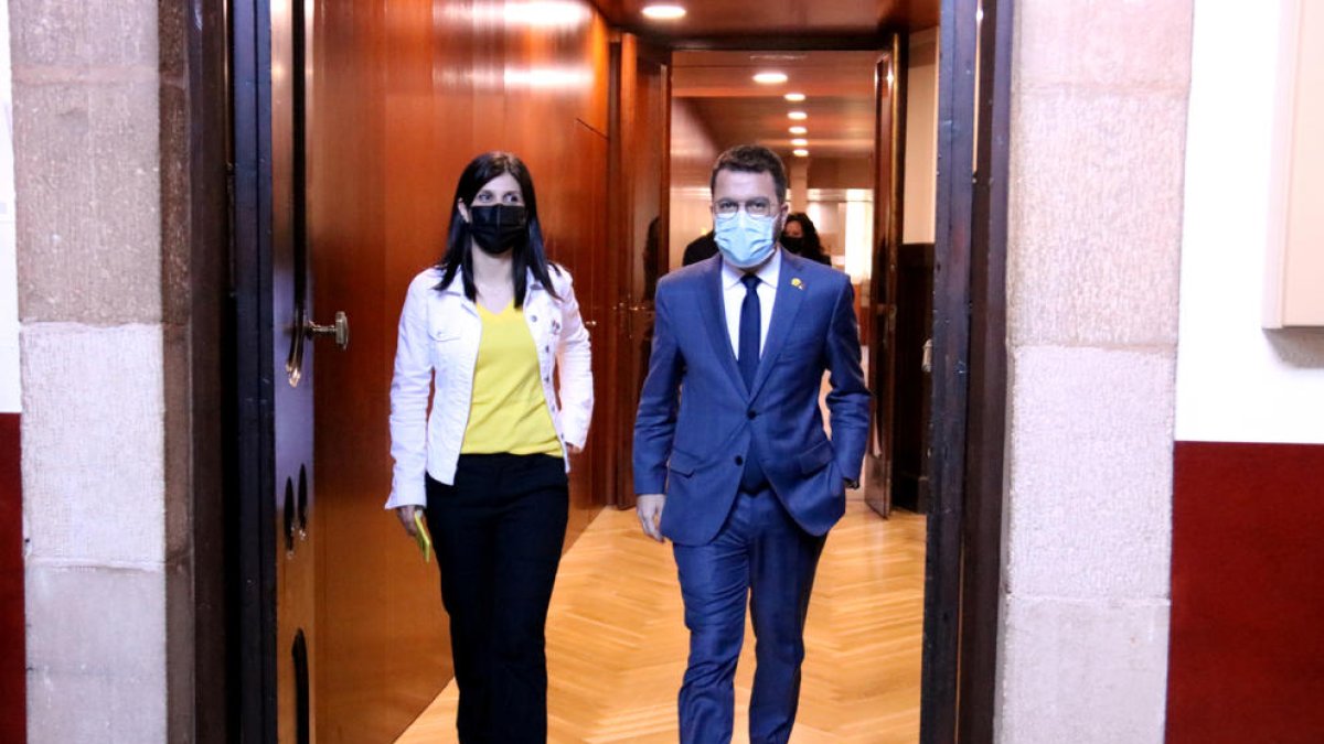 Pere Aragonès junto a Marta Vilalta saliendo ayer de los despachos de ERC en el Parlament.