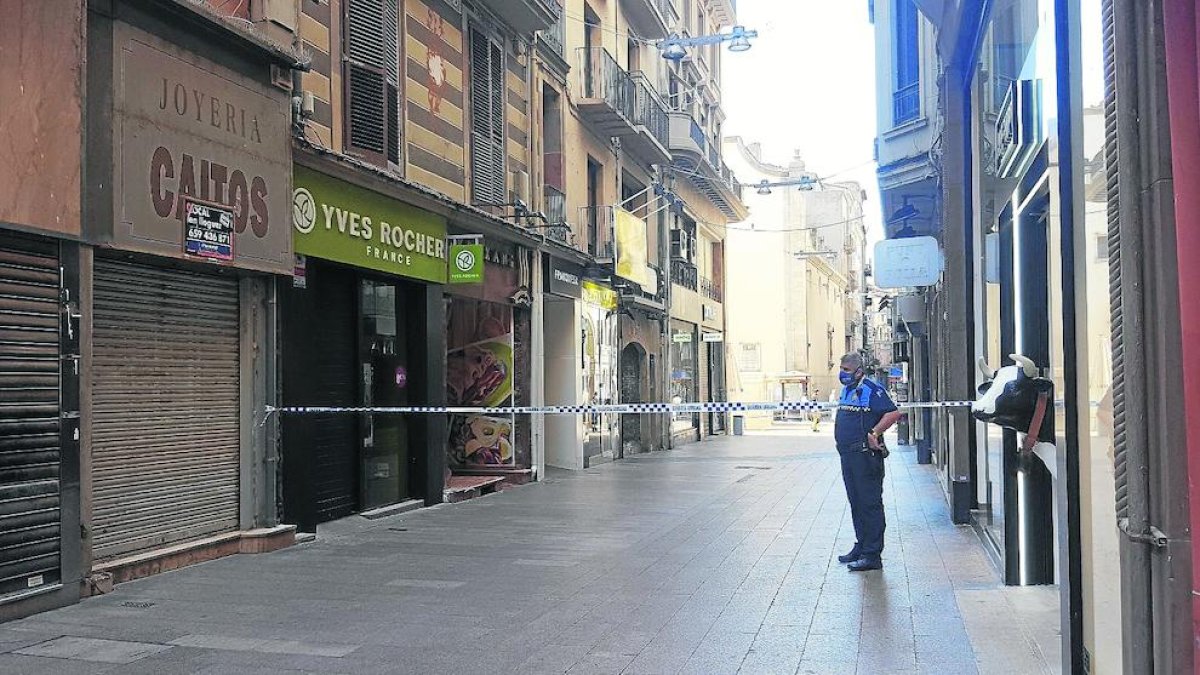 Tallen el carrer Major de Lleida dos hores per la caiguda d'una cornisa