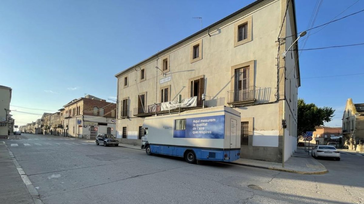 La unidad móvil que analizará el aire de Bellvís.