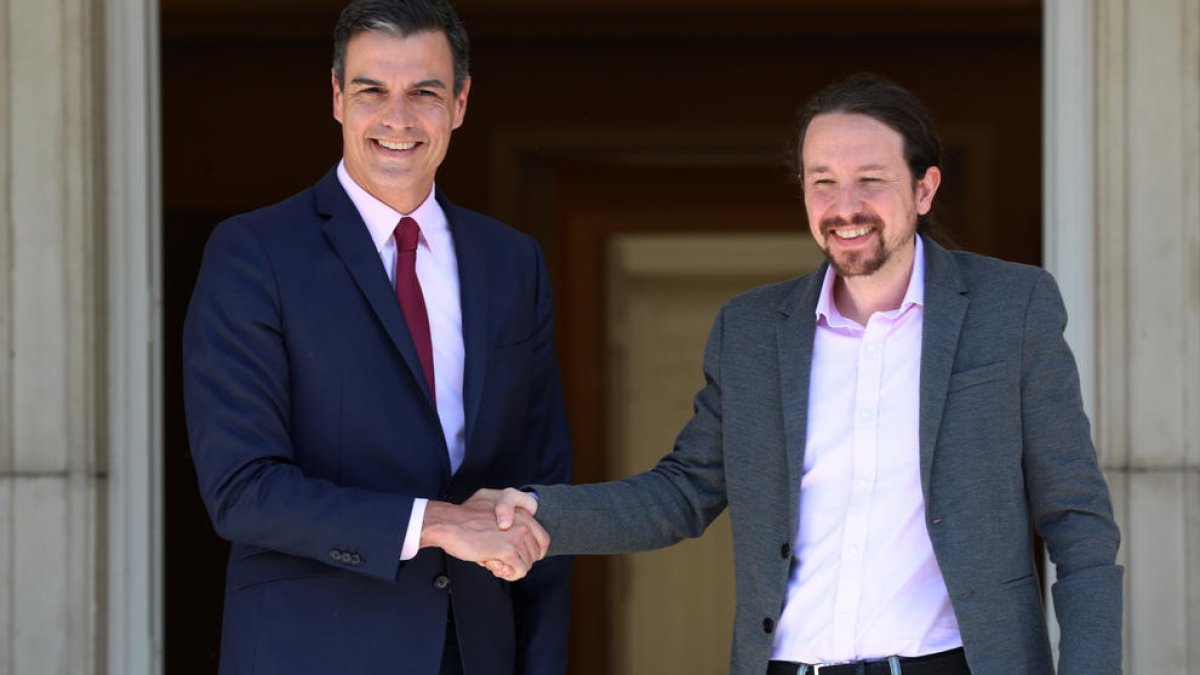 Imatge d’arxiu de Pedro Sánchez i Pablo Iglesias donant-se la mà a la Moncloa.