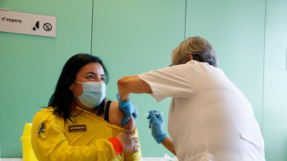 Vacunas de Moderna - Un total de 250 profesionales sanitarios del Hospital Sant Joan de Déu de Barcelona fueron ayer inmunizados contra el coronavirus con la primera dosis de la vacuna de Moderna. Estos fueron los primeros sanitarios de Cataluny ...
