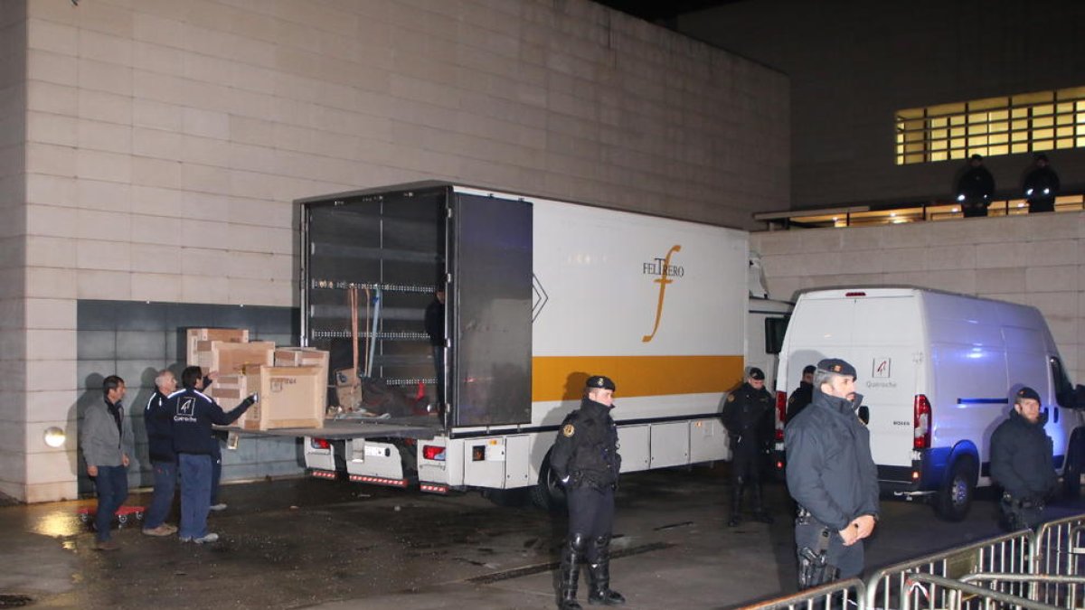 Carga de cajas durante la operación de traslado de las obras en el Museu de Lleida, a finales de 2017.