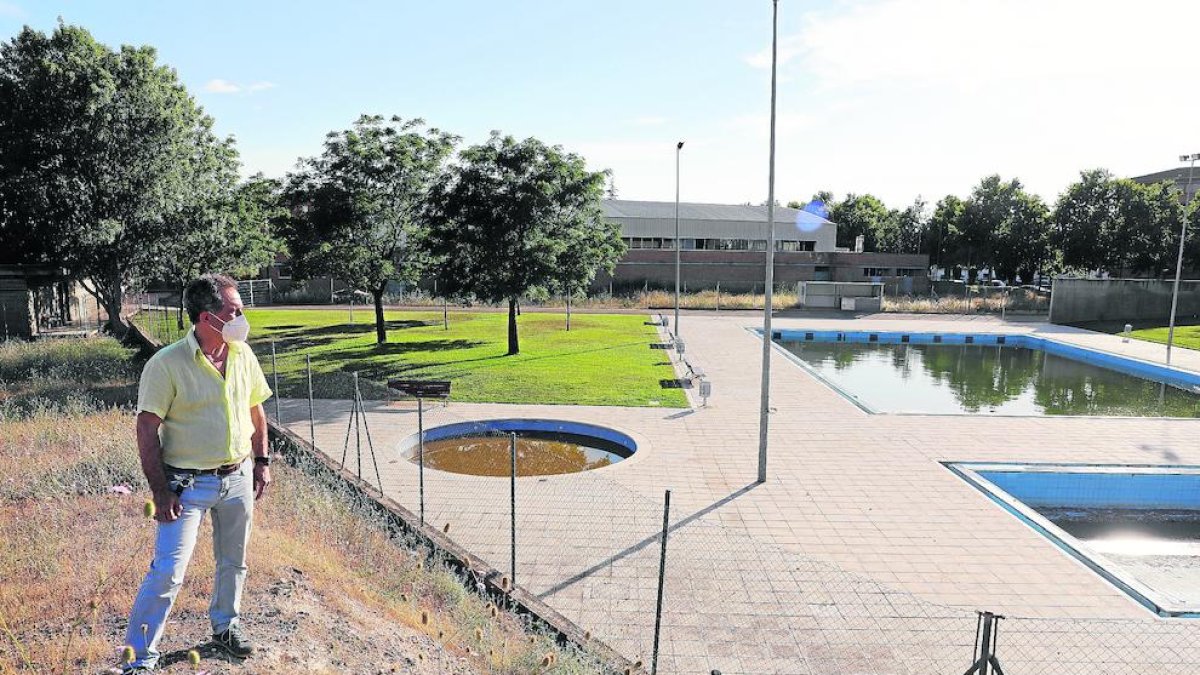 El presidente de la asociación de vecinos de Magraners, junto a las piscinas del barrio.