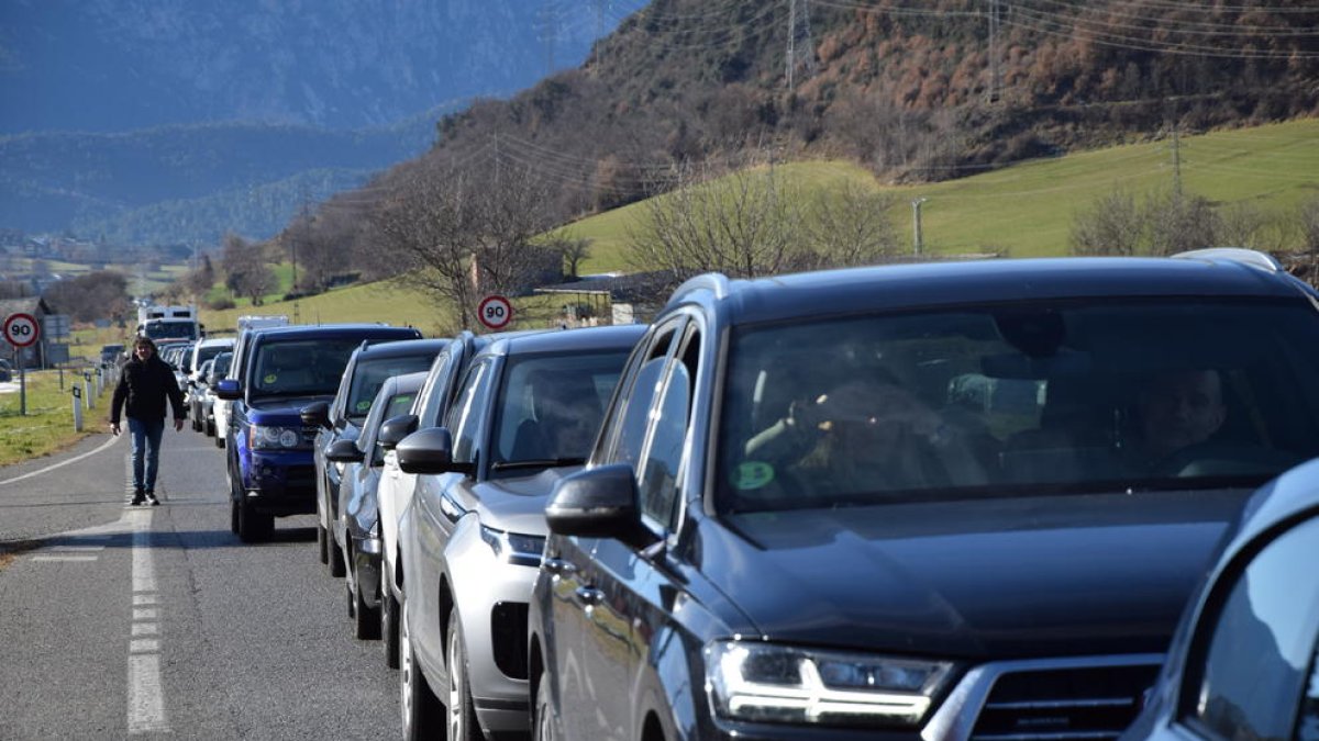 Cues quilomètriques per anar a Andorra que van arribar a l’N-260 durant el passat pont de la Puríssima, una situació freqüent en festius i vacances.
