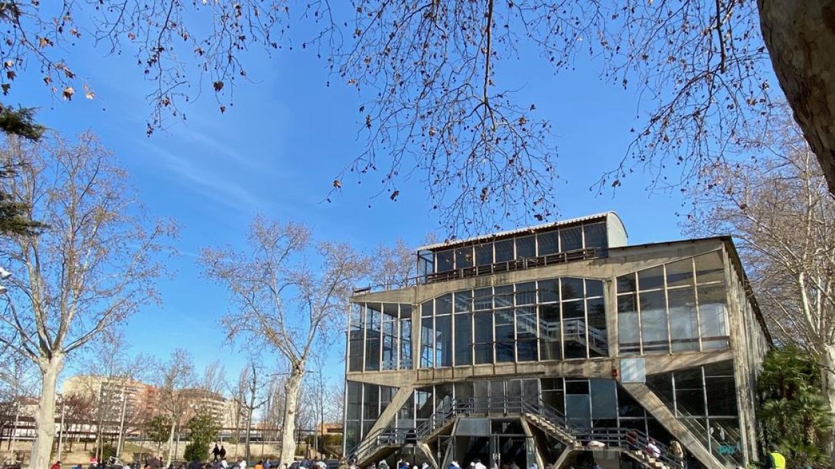 Musulmanes rezan en el exterior para evitar aglomeraciones