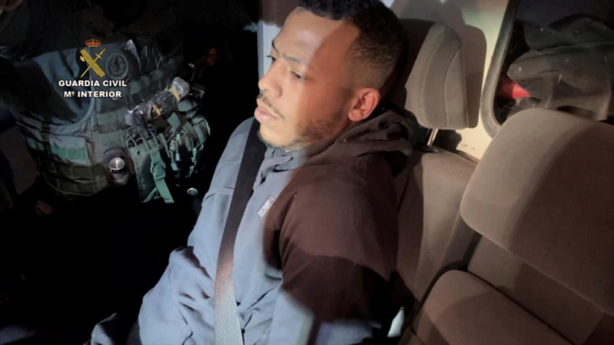 Imatge del moment de la detenció del presumpte agressor.