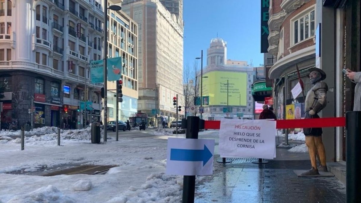 Imatge de les restes del temporal als carrers de Madrid.
