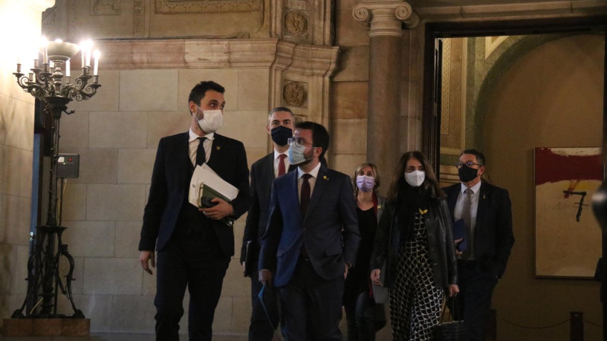 El president del Parlament, Roger Torrent, i part del Govern, divendres, abans de la taula de partits.