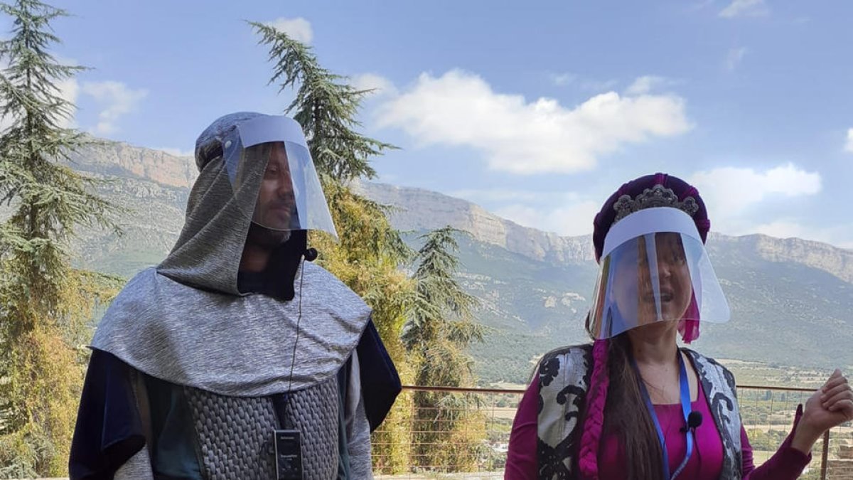 Visita teatralizada por Àger con equipo “anti-Covid”, el mes de agosto.