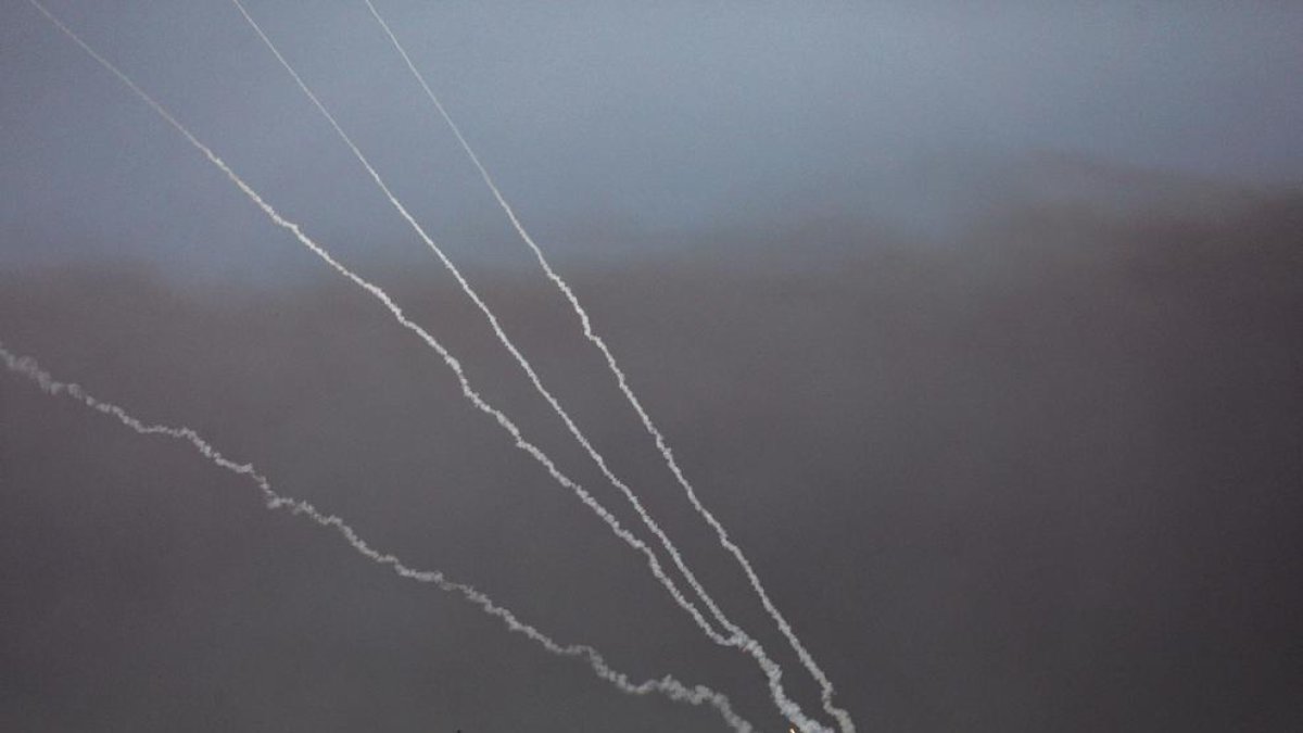 Estelas de algunos de los cohetes lanzados desde Gaza hacia Israel esta madrugada.