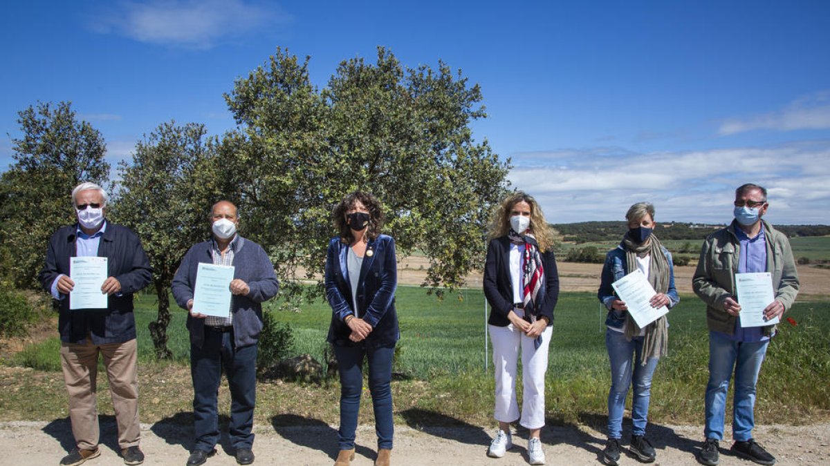 La consellera d'Agricultura, Teresa Jordà, amb els propietaris que han recollit les escriptures de les finques de la concentració parcel·laria del Segarra-Garrigues a Agramunt.