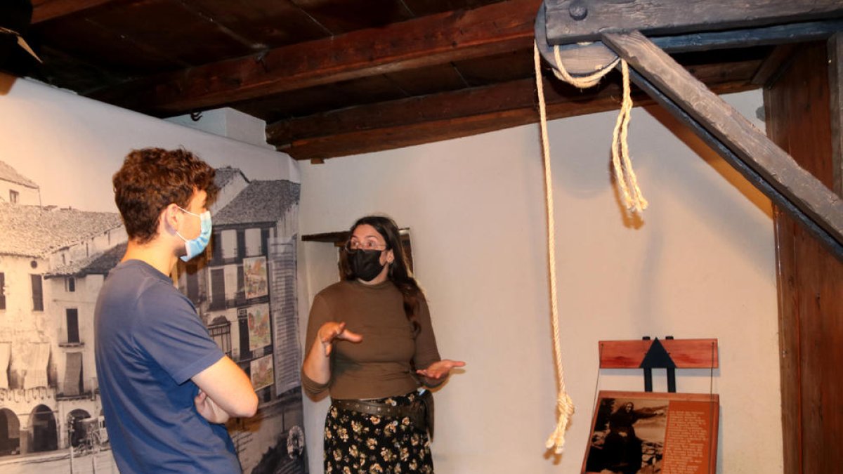 Algunos objetos hechos con cera de cirios bendecidos.