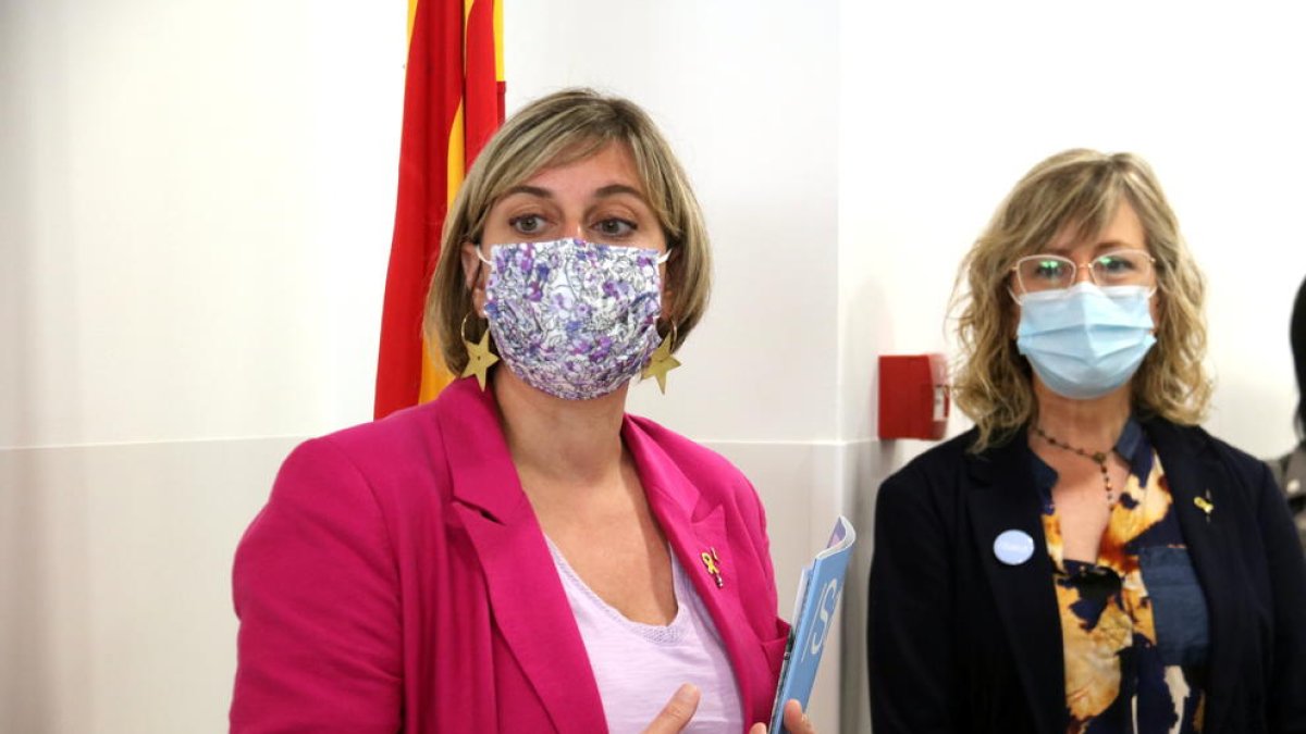 La consellera de Salut, Alba Vergés, amb la directora de Salut a l'Ebre, Mar Lleixà.