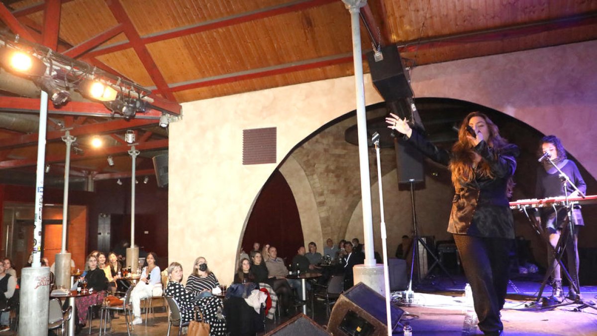 La cantant barcelonina Jara Aiala va presentar ahir l’àlbum ‘2021: an Earth Oddity’ al Cafè del Teatre.