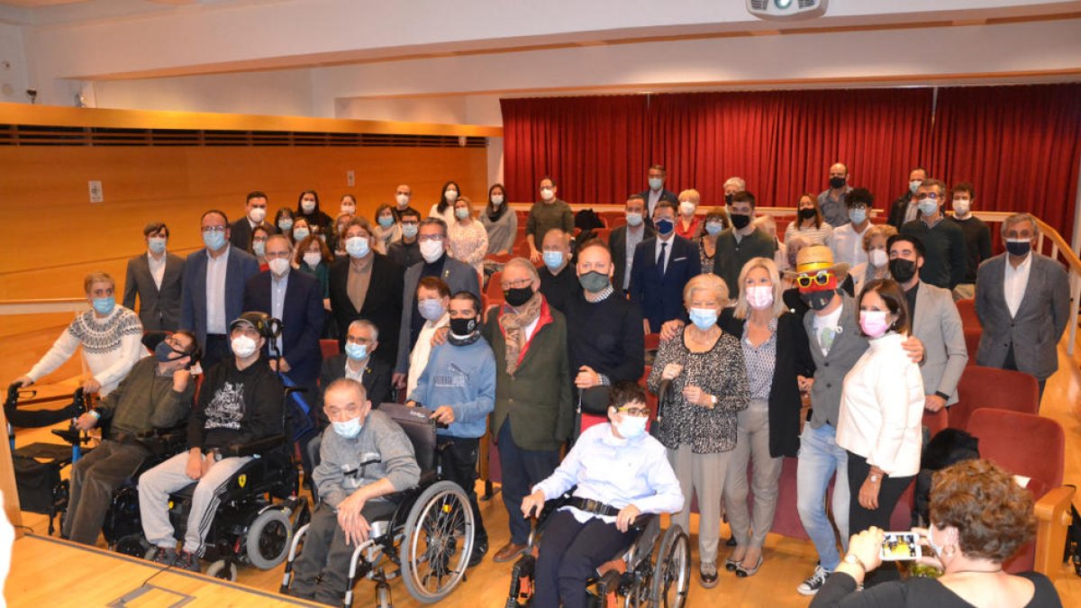 Usuarios y asistentes a la presentación del calendario de Aremi, ayer en la diputación de Lleida.