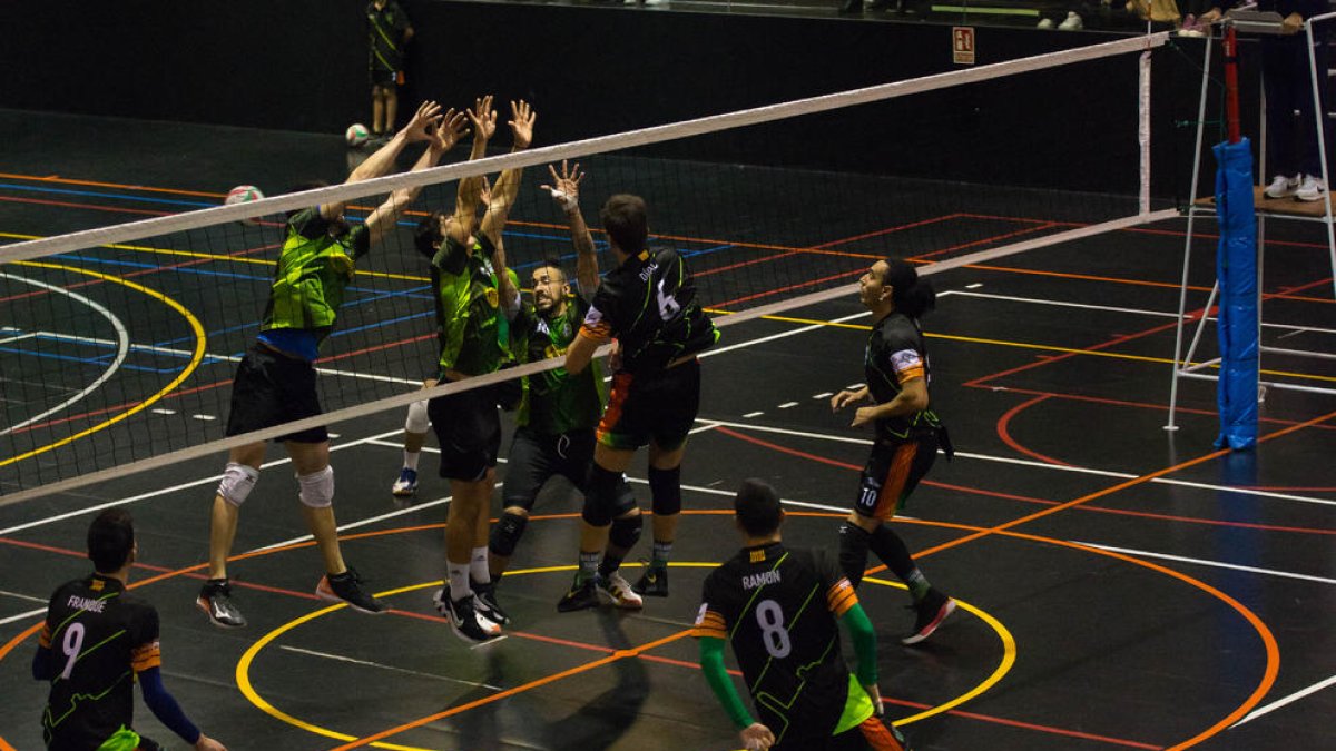 Una acció del partit d’ahir entre el Balàfia i l’Arenys.