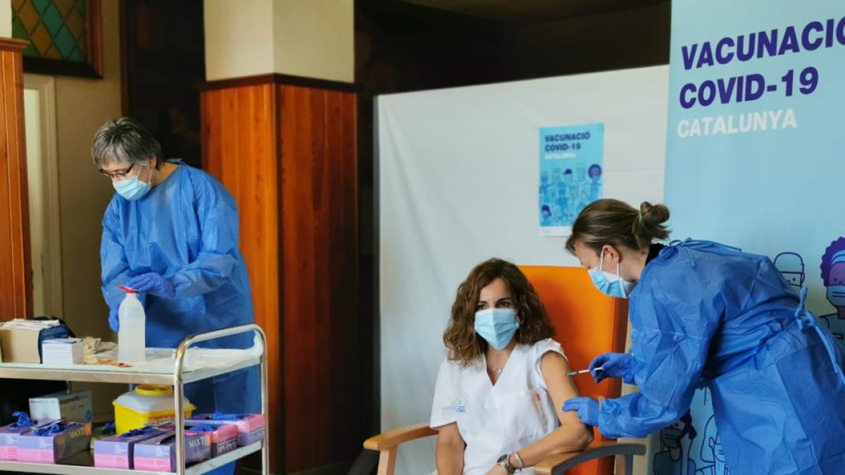 La directora del geriátrico de La Pobla, Rosa Vilanova, en el momento de la inyección.