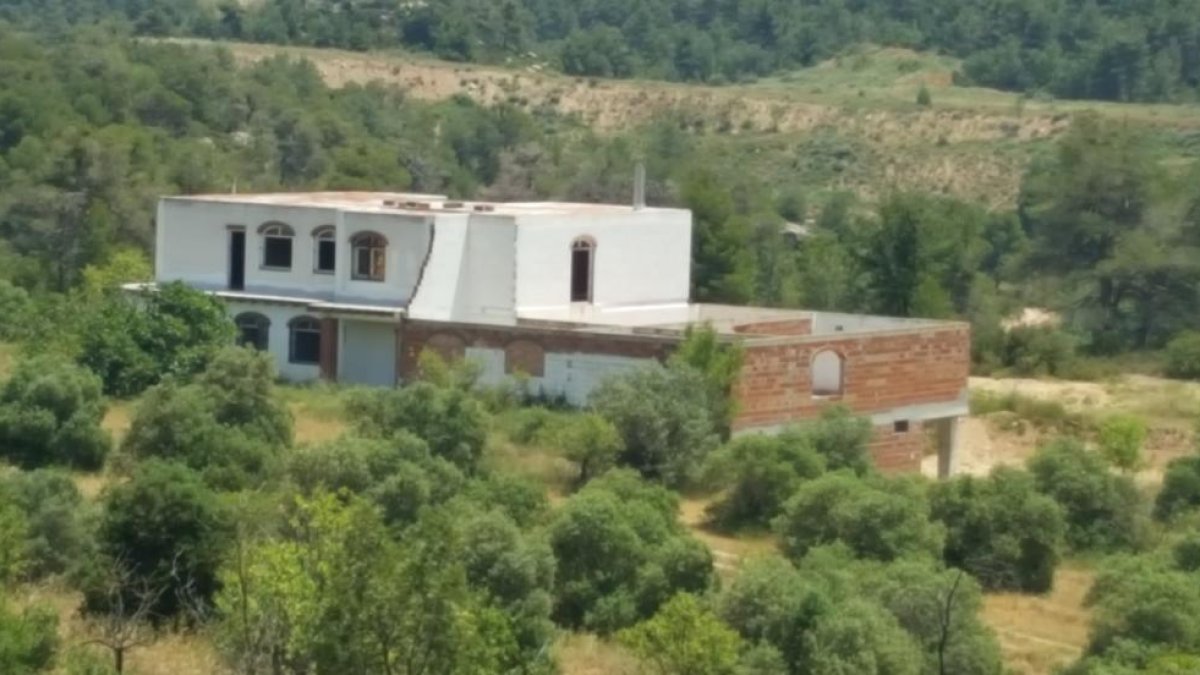 Amos de tres edificacions il·legals les enderroquen a instàncies del Govern