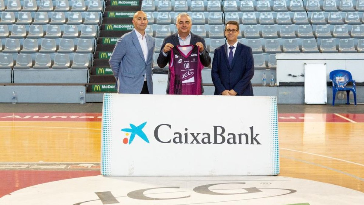 Aliaga, amb representants del banc.