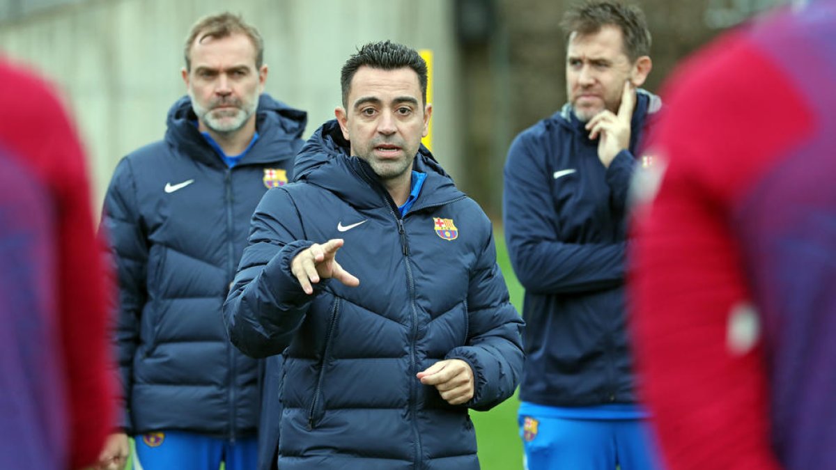 Xavi dirige el entrenamiento de ayer en la Ciutat Esportiva sin los jugadores internacionales.