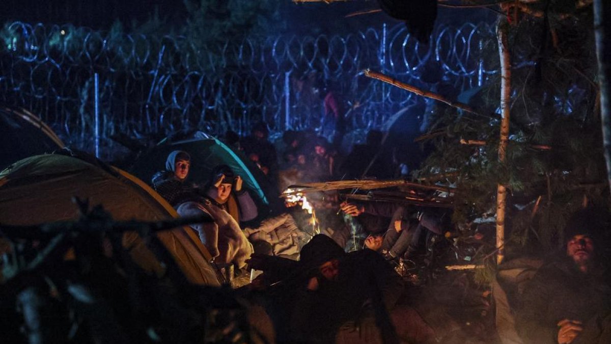 Sense gairebé menjar ni aigua, famílies senceres només tenen fogueres per escalfar-se a la frontera.