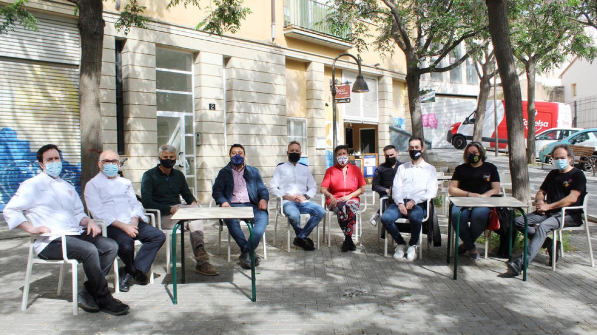 Los organizadores y algunos participantes de las Jornades Gastronòmiques de l’Aplec del Caragol.