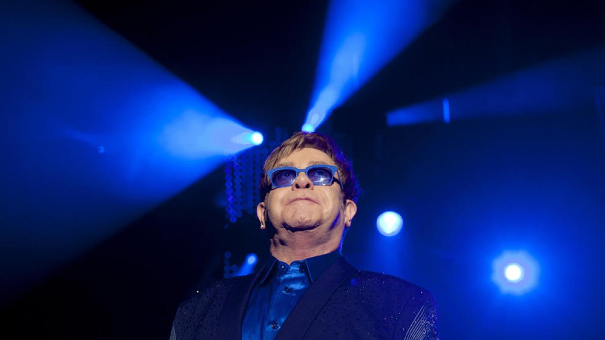 El cantant de 73 anys Elton John anima a la societat a vacunar-se.