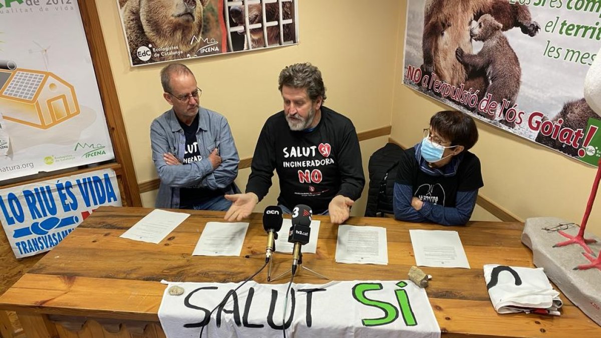 Vázquez (centro) y miembros de Aturem la incineradora a Juneda.