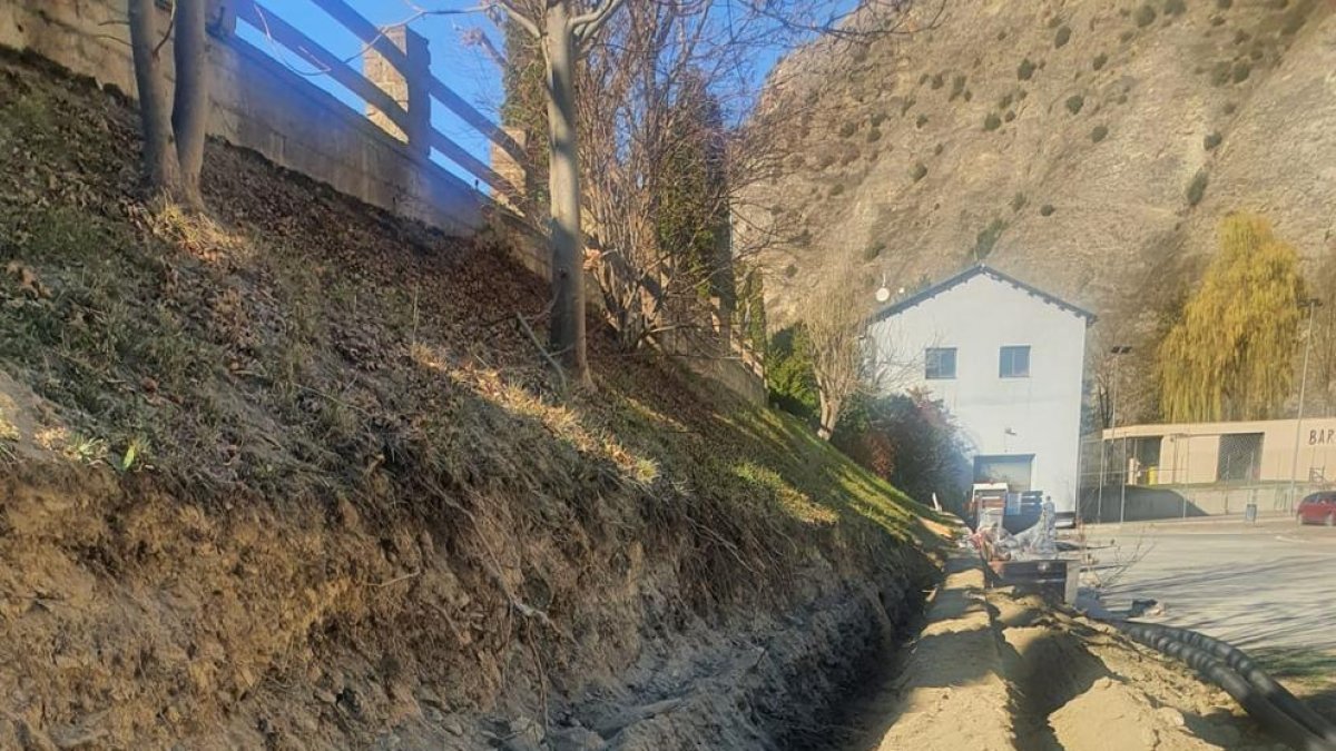 Las zanjas por donde discurrirán los tubos de la instalación.