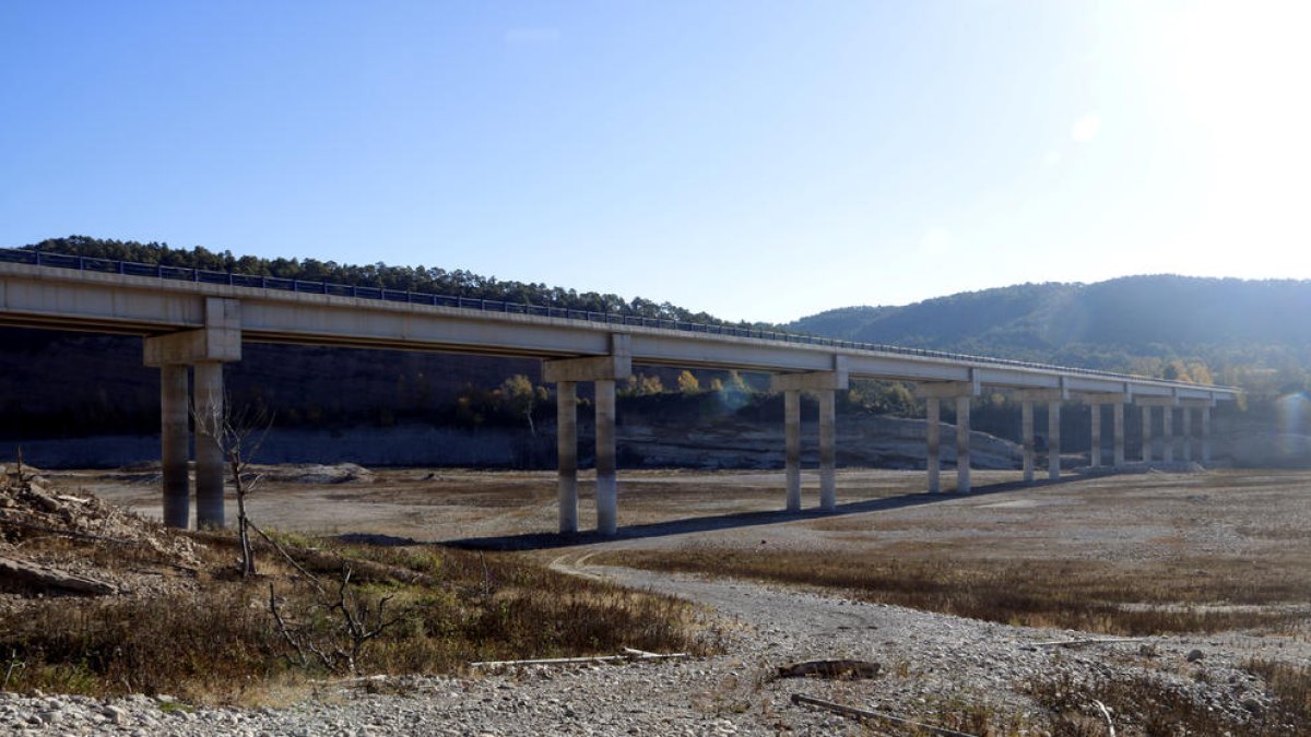 La cola del pantano de Rialb, a la altura del núcleo de La Clua, en el río Segre.