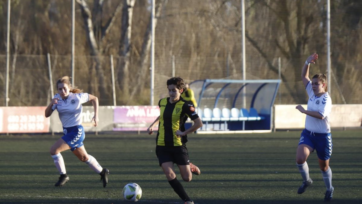 Alexandra Taberner avanza con la pelota en una acción del partido.