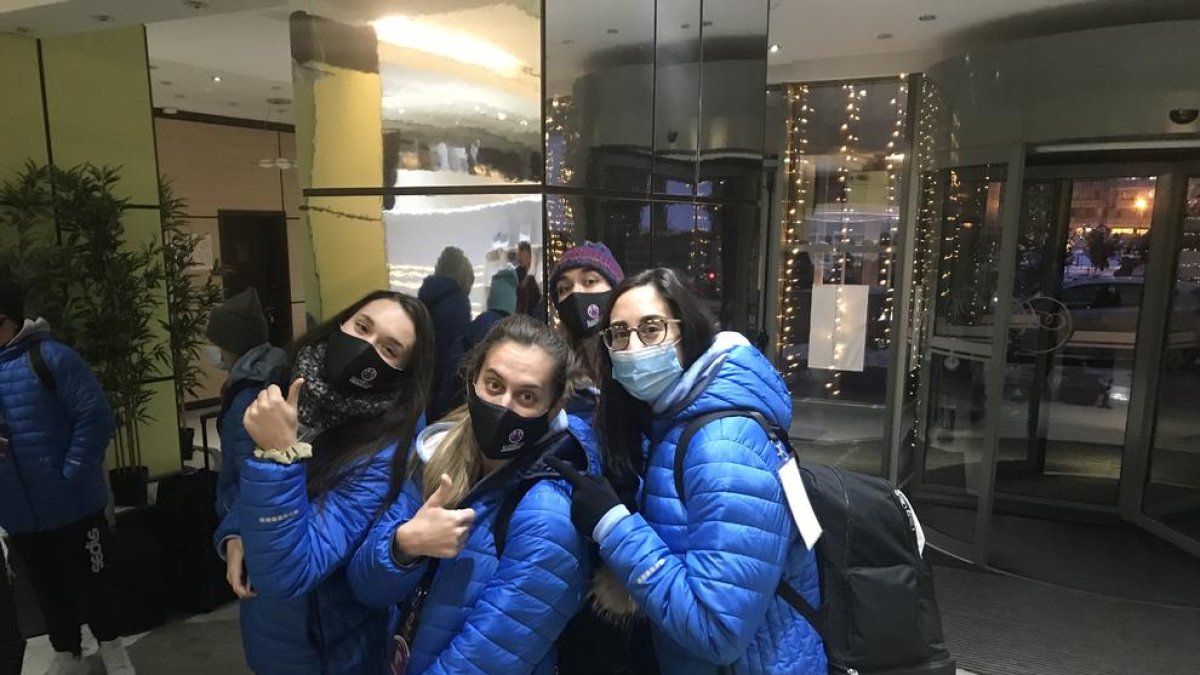 Jugadoras del Cadí, ayer a su llegada al hotel de Covasna.