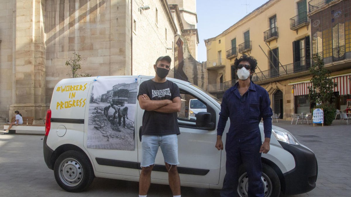L’artista Daniel Gasol, al costat del cotxe al centre de Tàrrega.
