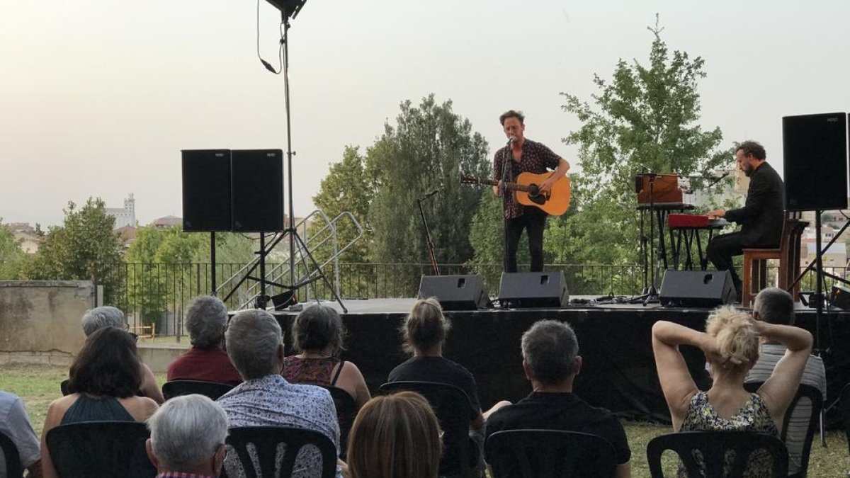 Unas sesenta personas asistieron al concierto de David Carabén en el convento de Sant Bartomeu.
