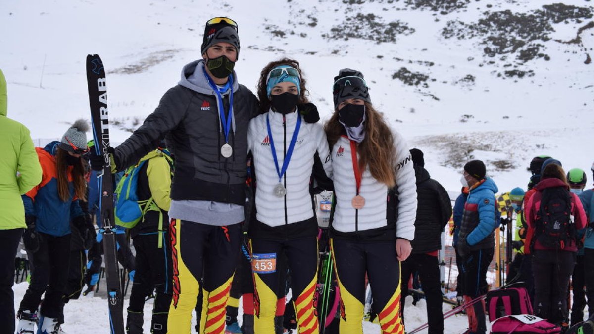 Marc Ràdua, Aina Garreta y Mariona Flores posan con las medallas conseguidas en la cronoescalada.