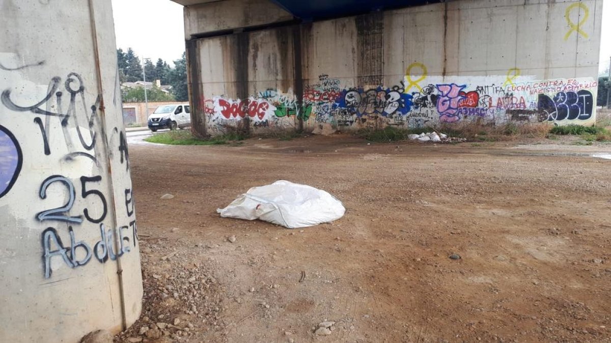 L’abocament d’escombraries que els veïns han denunciat just sota el pont de Vallcalent Sud.