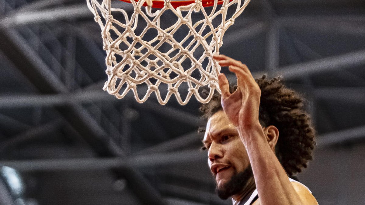 Michael Carrera se cuelga del aro, una acción que repitió en dos ocasiones.