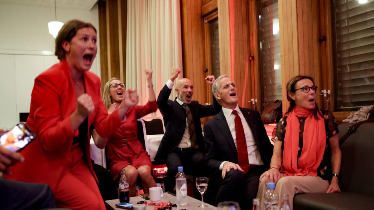 Los líderes del Partido Laborista, exultantes con la victoria.
