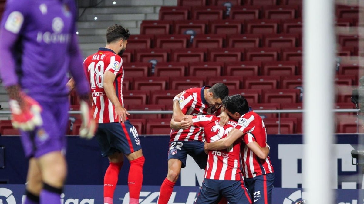 Jugadors de l’Atlètic celebren un dels gols.