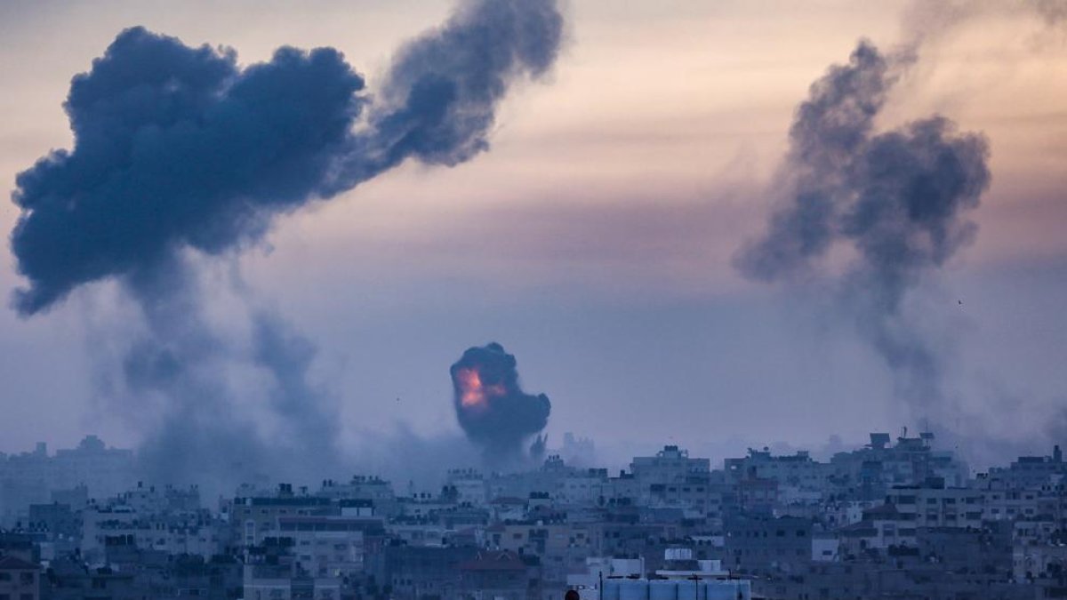 Explosions i fum pels impactes de les bombes israelianes a la ciutat palestina de Gaza.