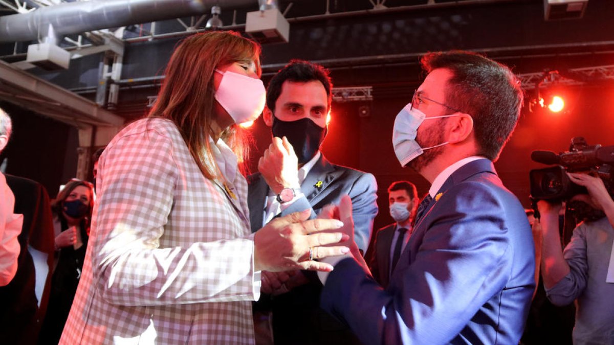 Pere Aragonès, presidenciable de ERC, y Laura Borràs, presidenta del Parlament, de JxCat, ayer, en el acto en el que intervino Cuixart.