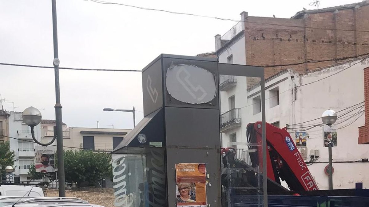 Operarios de la compañía retiraron ayer las dos cabinas.