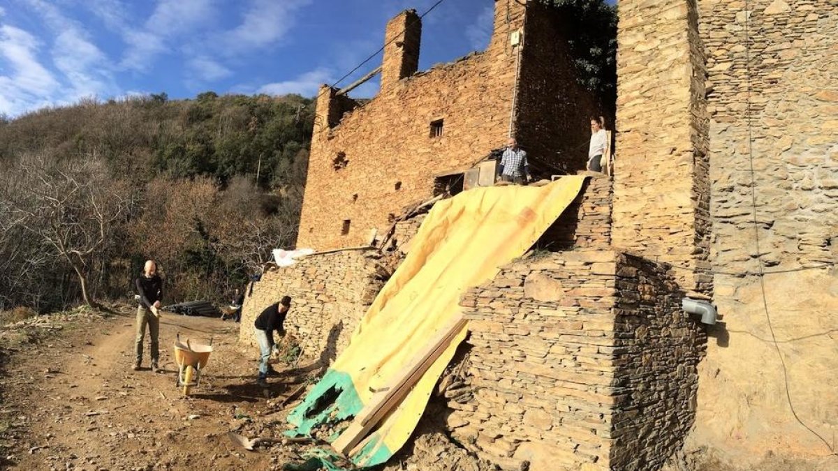Veïns treballant a recuperar el poble de Solanell.
