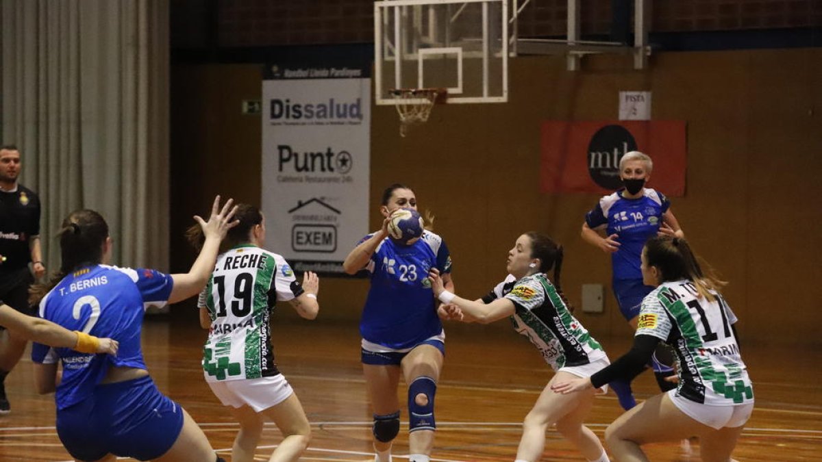 Emma Precup es disposa a llançar davant d'una rival.