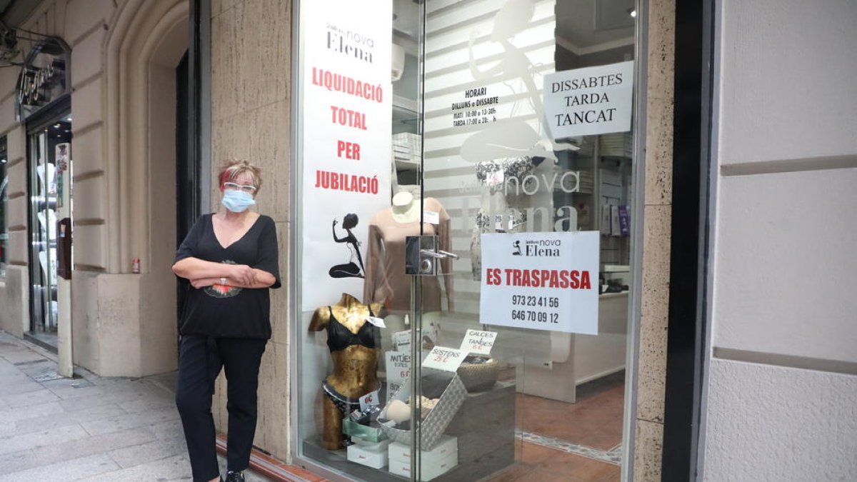 Carmen cierra por jubilación sin poder traspasar el negocio.