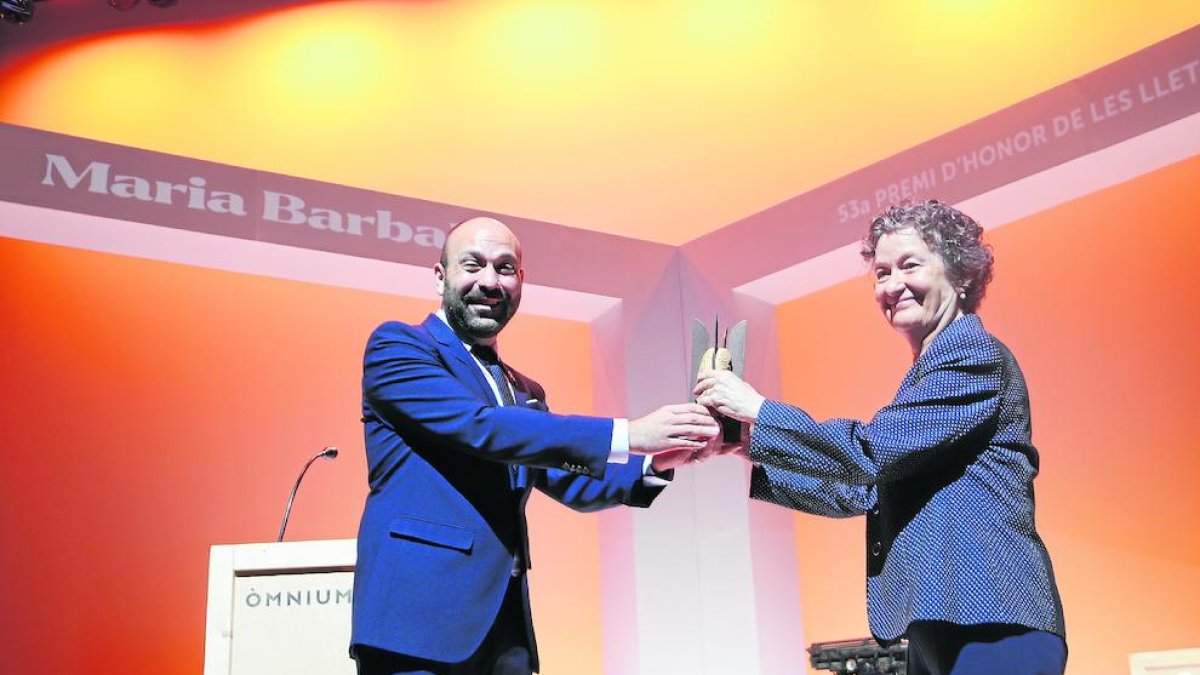 El vicepresident d’Òmnium, Marcel Mauri, va lliurar el guardó a Maria Barbal dijous a La Lira de Tremp.