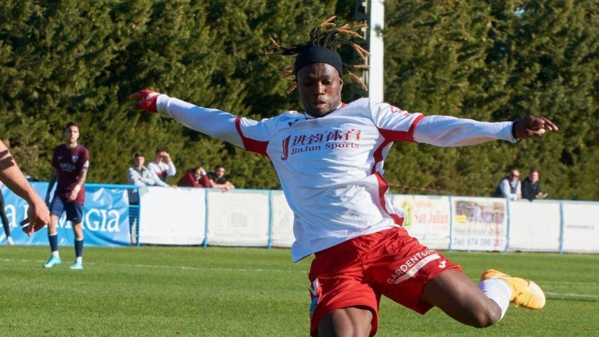 Moha, con una camiseta del Lleida sin escudo